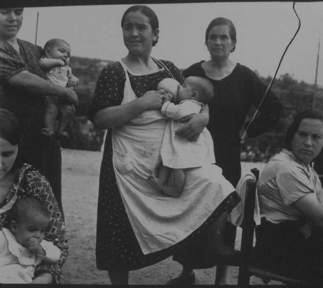 Mujeres con bebés, una dando de mamar. 1937. Guerra de España